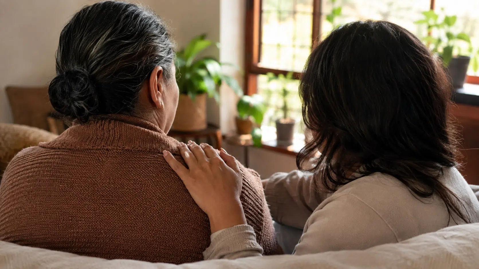 Adulto mayor acompañado por un familiar, en contexto de vacuna influenza